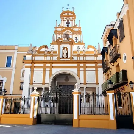 Macarena Junto A La Basílica De La Macarena *