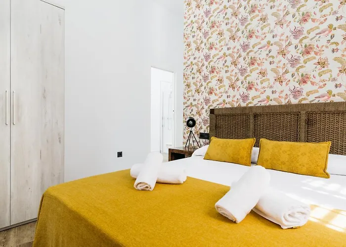 Macarena Junto A La Basilica De La Macarena *