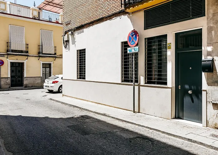 Macarena Junto A La Basilica De La Macarena *